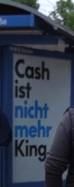"Cash ist nicht mehr King." Werbung an Münchner Unterstehhäusschen