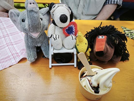 Trötifant, Snoopy, Woodstock und Afrolöwe haben ein Vanillesofteis im Becher mit Schokosauce.