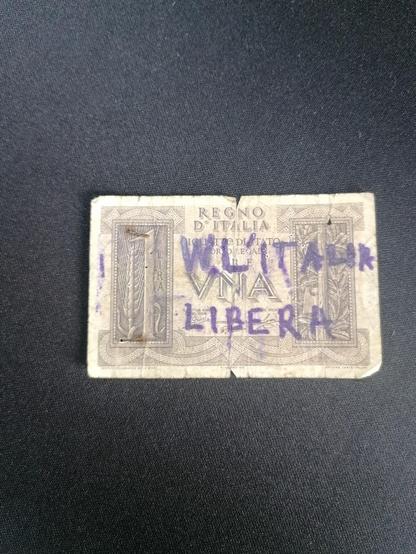 Moneta da 1 lira con scritta sovversiva
