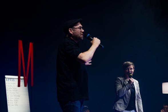 Horst Thieme und Meike Harms moderieren das Finale der Bayerischen Meisterschaften im Poetry Slam.