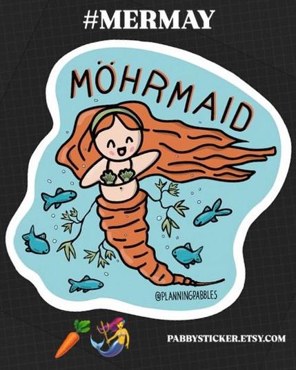 #MERMAY MÖHRMAID @PLANNINGPABBLES PABBYSTICKER.ETSY.COM
Meine Zeichnung einer Meerjungfrau, die anstelle ihres Meerjungfrauenschwanzes eine krumme Möhre hat, und somit eine „Möhrmaid“ ist. Die langen Haare wabern möhrenfarbig im Wasser. Sie ist von 5 Fuschen umrahmt, die vermutlich gerne am Möhrengtpn knabbern würden, das vom oberen Möhrenteil herunterhängt.
Das Wortspiel „Möhrmaid“ stammt von unserem Sohn, und ich fand es so lustig, dass ich das unbedingt illustrieren musste, zumal wir gerade noch „Mermay“ haben. Das Ganze ist als Sticker gedacht.