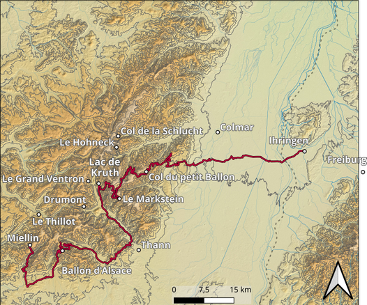 Das Bild zeigt eine topografische Karte, die den Verlauf einer Route in der Region um Freiburg und den Ballon d'Alsace in Frankreich darstellt. Die Route ist in Rot hervorgehoben und führt durch verschiedene geographische Merkmale, darunter Seen wie der Lac de Kruth und die Berge wie der Col de la Schlucht und der Ballon d'Alsace. Besonders markante Punkte entlang der Route sind Le Hohneck, Col du petit Ballon und Le Markstein. Die Karte zeigt auch die Stadt Colmar und die Stadt Thann. Die Höhenlinien veranschaulichen die topographische Vielfalt der Region, mit hohen Gebirgszügen und tiefen Tälern. Ein Skalierungsstab im unteren Bereich der Karte hilft bei der Orientierung.