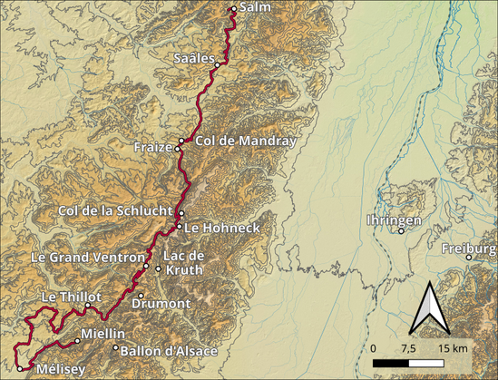 Das Bild zeigt eine topografische Karte, die eine Bergstraße in der Region des Ballon d'Alsace in Frankreich darstellt. Die Karte ist in braunen und beigefarbenen Tönen gehalten, wobei die Höhenlinien deutlich sichtbar sind, um die topographische Struktur der Gegend zu veranschaulichen. Eine rote Linie markiert die Route der Straße, die von Melisey im Süden bis zum Ballon d'Alsace im Norden führt.

Die Karte zeigt mehrere markante Punkte entlang der Route, darunter Salm, Saales, Fraize, Col de Mandray, Col de la Schlucht, Le Hohneck, Le Grand Ventron, Lac de Kruth, Drumont, Miellin, Ballon d'Alsace und Ihringen. Freiburg ist ebenfalls auf der Karte zu sehen, obwohl es nicht direkt auf der Route liegt.

Ein Kompassrose in der unteren rechten Ecke zeigt die Richtung der Karte, und eine Maßstabskennlinie in der unteren rechten Ecke gibt die Entfernungen an, wobei 0, 7,5 und 15 Kilometer markiert sind. Die Karte bietet eine detaillierte Darstellung der geographischen und topographischen Merkmale der Region, einschließlich der Höhenunterschiede und der Flussläufe.
