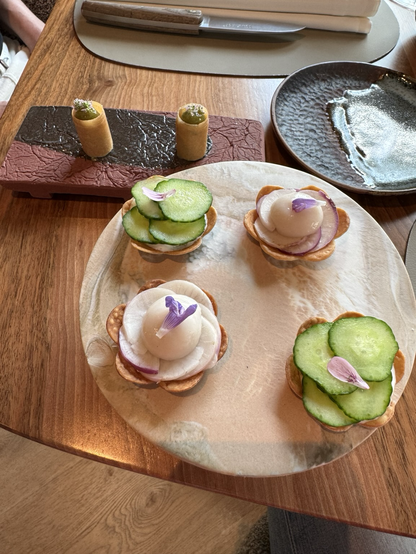 Häppchen von Gurke und Radieschen