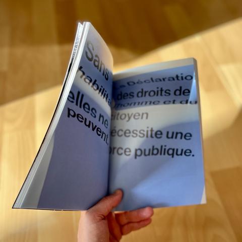 Double page de la revue collective montrant deux poèmes constitutionnels sur fond bleu