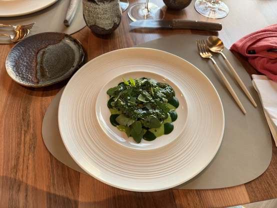 Erbsen und Zuckerschoten an Rucola-Pesto