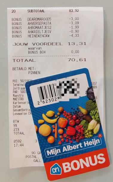 Kassenbon mit Rabatt und darüber ein Kartonkärtchen von Mijn Albert Heijn
