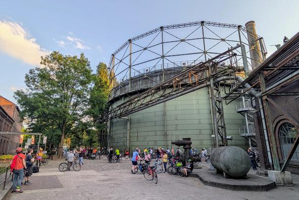 Teilnehmer mit Fahrrädern im Landschaftspark Duisburg-Nord