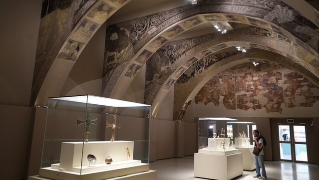 La sala del MNAC on hi ha exposades les pintures murals que el Suprem ha ordenat tornar a Sixena (ACN/Eli Don)