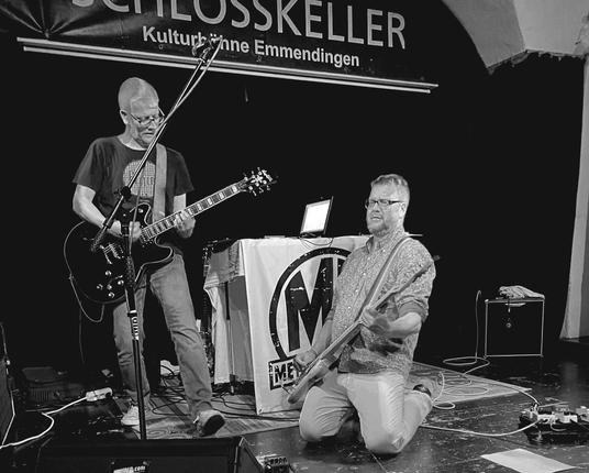 Zwei Männer mit Gitarren auf der Bühne im Schlosskeller Emmendingen.