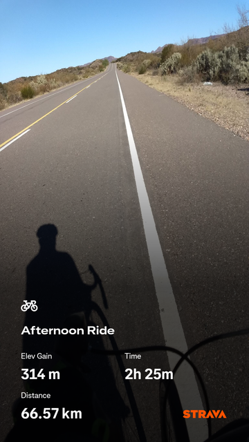 foto pedaleando con estadísticas de strava