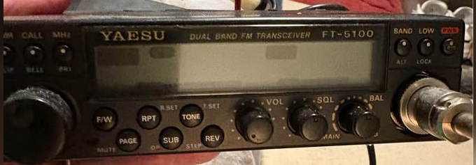 picture of a vintage ham radio