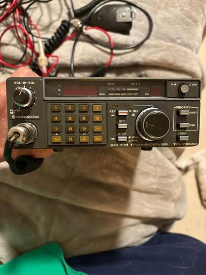 picture of a vintage ham radio
