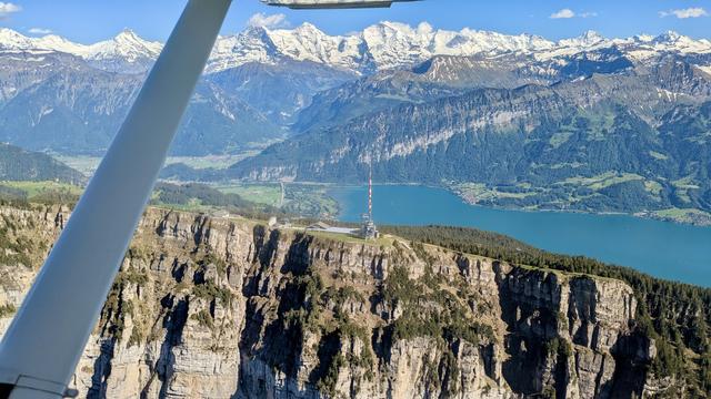 Blick auf das Niederhorn, den Thunersee und im Hintergrund Eiger, Mönch und Jungfrau