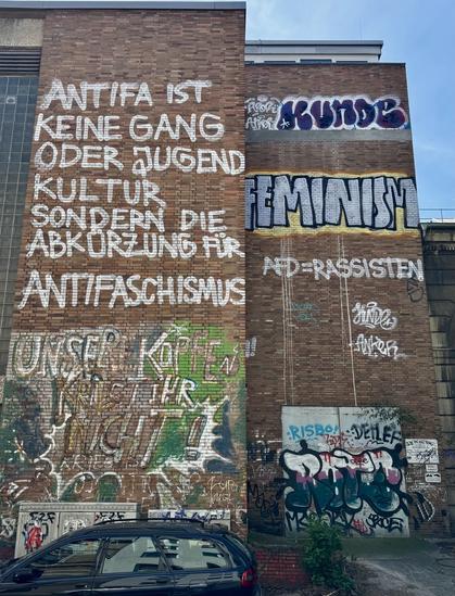 Politische Statements auf einer Backsteinfassade:
Antifa ist keine Gang, sondern die Abkürzung für Antifschismus
und: Feminism
und: AFD = Rassisten
