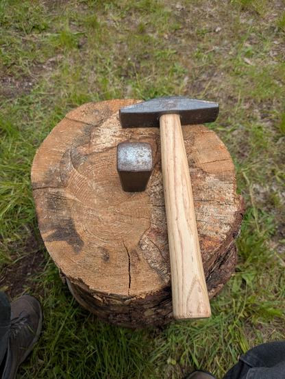 Ein Dengelhammer auf einem Dengelamboss.