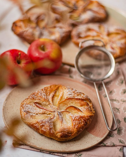 A biscuit made of puff pastry, filled with an almond cake mixture and apple pieces.