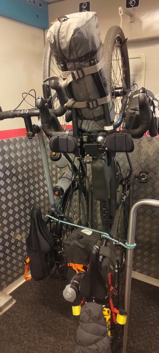 Deux vélos suspendus dans un train