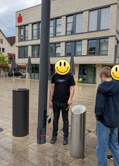 Teilnehmer der Freifunk AG versuchen die Technik im Laternensockel zu verstehen.