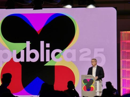 Ein Mann im Anzug spricht auf einer Bühne vor einer großen Leinwand mit dem re:publica25-Logo.