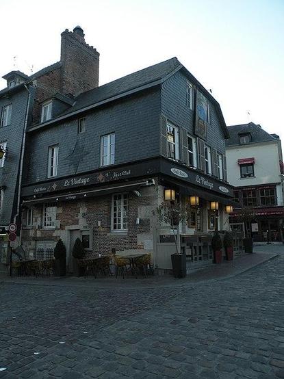 Maison à #Honfleur (#Calvados) Construction XVIe siècle. Façades et toitures (cad. AI 262) : inscription par arrêté du 6 mars 1933.
Suite 👉 https://monumentum.fr/monument-historique/pa00111434/honfleur-maison
#Patrimoine #MonumentHistorique
Photo CC-BY-SA 4.0 : Pymouss