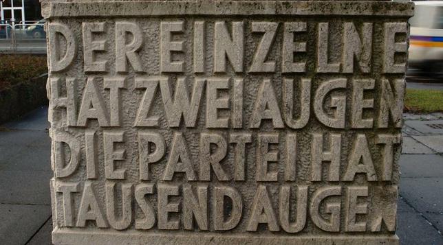Brecht-Zitat auf Relief: "Der Einzelne hat zwei Augen - die PARTEI hat tausend Augen