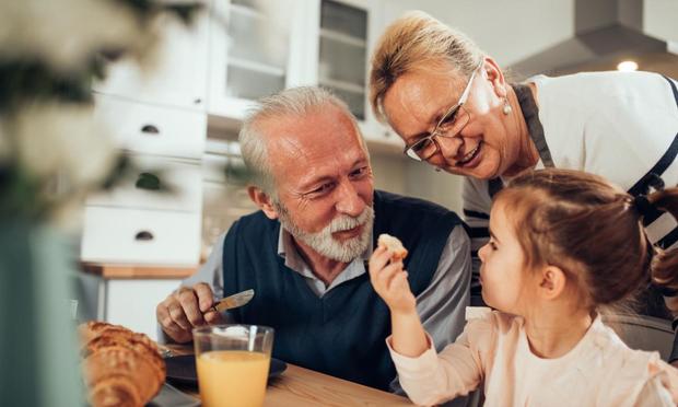 Unos abuelos con su nieta. (BERNARD BODO / GETTY IMAGES)