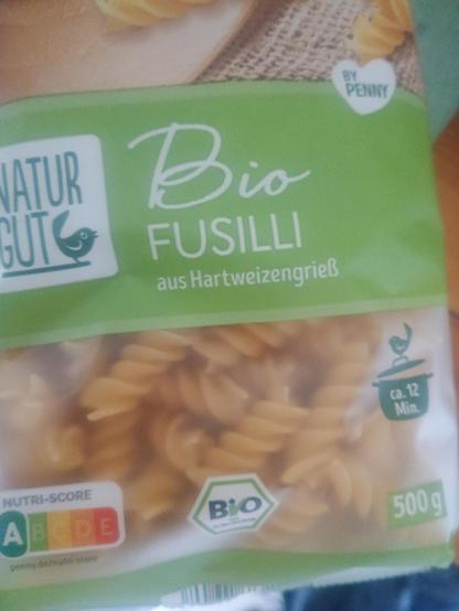 Verpackung bio fusilli mit inhalt. grösstenteils grünes design und mit transparenten sichtfenster