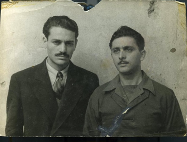 Manolis Glezos (links) und Apostolos Santas (rechts) in einer alten Fotografie