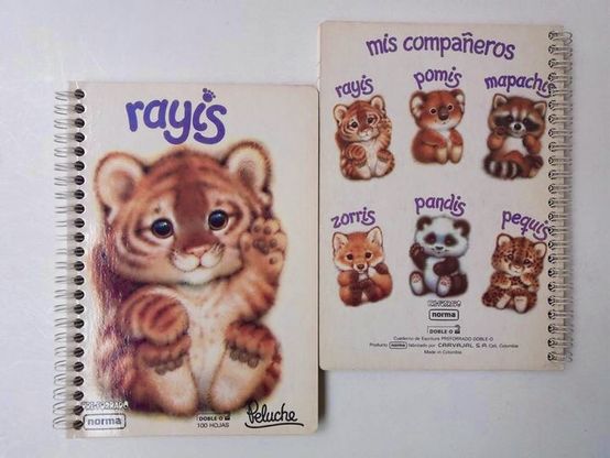 Cuaderno Rayis de los 80s ilustración de un peluche de un tigrito en la portada y en la contraportada "Mis compañeros" Un grupo de peluchitos lindos