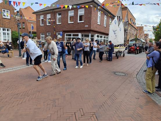 Ein Boot wird über die Straße auf einem Anhänger gezogen
