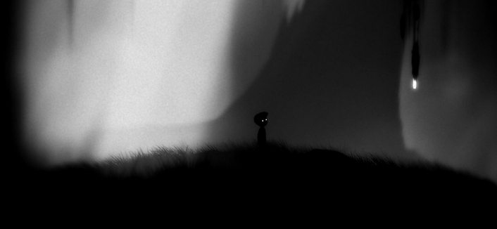 Juego en blanco, negro y muchos grises. Parece ser un bosque. Se ve la figura de un niño con dos puntos blancos como sus ojos para saber a dónde está mirando.