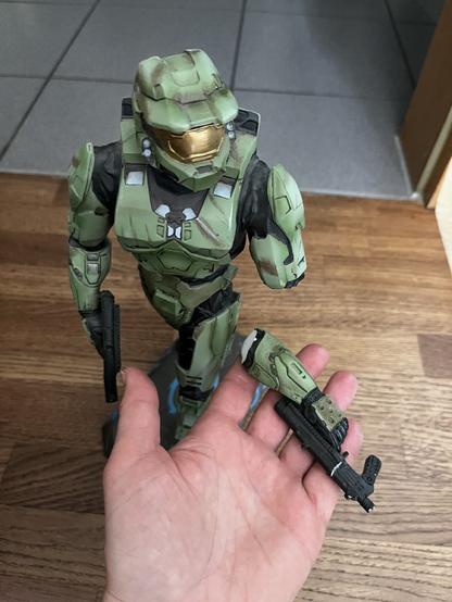 Masterchief-Figur, der ein Arm abgebrochen ist.
