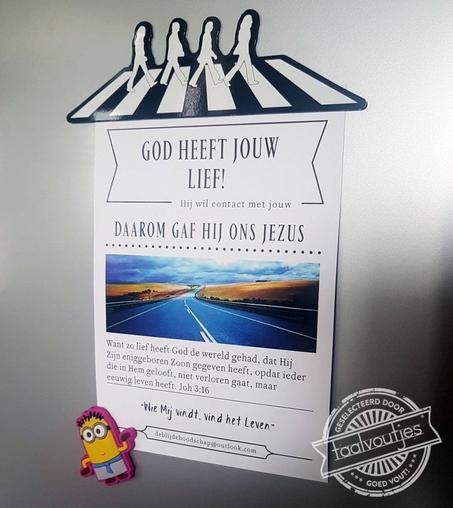 Poster aan muur, met als titel: "God heeft jouw lief", subtitel: "Hij wil contact me jouw". Daarna "Daarom gaf hij ons Jezus". Daaronder de tekst: "Want zo lieft heeft God de wereld gehad, dat Hij Zijn eniggeboren Zoon gegeven heeft, opdat ieder die in Hem gelooft, niet verloren gaat, maar eeuwig leven heeft. Joh 3.16". Daaronder: "Wie Mij vindt, vind het Leven".