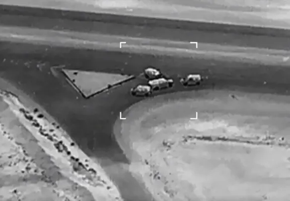 شاهد.. لحظة رصد طائرة درون مواطنين لنقلهما 9 وافدين لمخالفتهم أنظمة الحج.. ومحاصرتهم بـ 3 سيارات أمنية