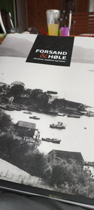 Forside på bok om Forsand og Høle. Av Ivar Tjelta.