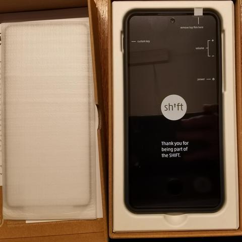 Unboxing my new Shiftphone 8. Zwei geöffnete Hälften der box, links im Bild das Panzerglas, rechts die Schale mit dem neuen Shiftphone 8.