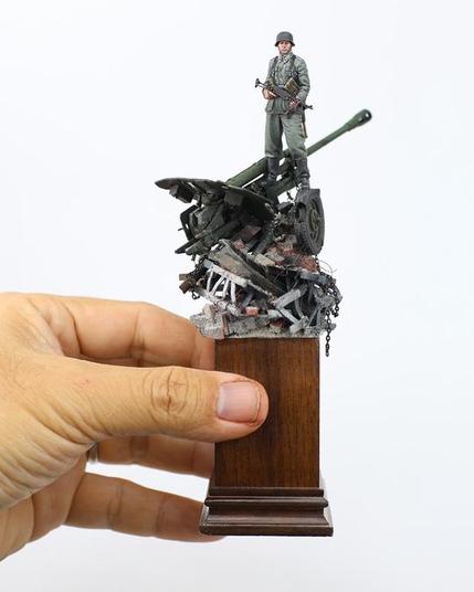 This miniature scene captures both the devastation of war and the resilience of those who endure it. Its level of detail, from the soldier’s expression to the texture of the rubble, invites prolonged contemplation. It is not just a static representation but a vivid narrative, full of tension and emotion. The craftsmanship elevates this piece into a poignant reminder of the complexities and consequences of conflict.