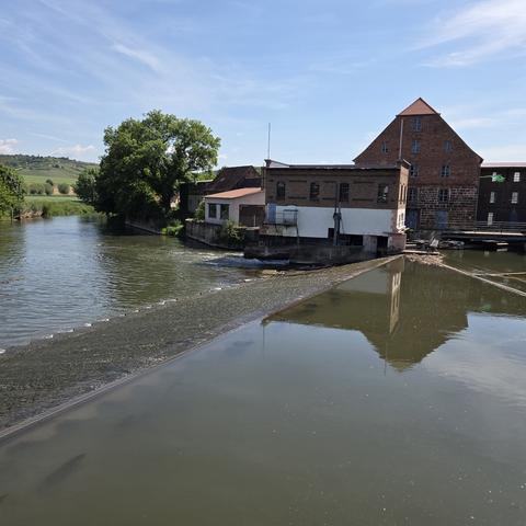 Das Wehr in Lauch an der Unstrut. Man sieht wie Wasser einen kleinen Fall herunter fließt