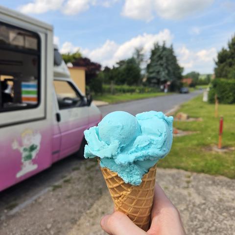 Zwei Kugeln Engelblau in der Waffel vom Eiswagen Lippold in Reinsdorf an der Unstrut