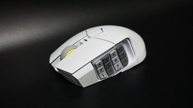 Stream Deck互換機能も搭載、12個のサイドボタンを備えるゲーミングマウス「CORSAIR SCIMITAR ELITE WIRELESS SE」
