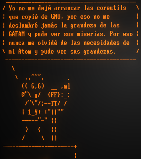 Un arte ASCII de Evita ante el micrófono en el balcón que proclama: "Yo no me dejé arrancar las coreutils que copié de GNU, por eso no me deslumbró jamás la grandeza de las GAFAM y pude ver sus miserias. Por eso nunca me olvide de las necesidades de mi Atom y pude ver sus grandezas".