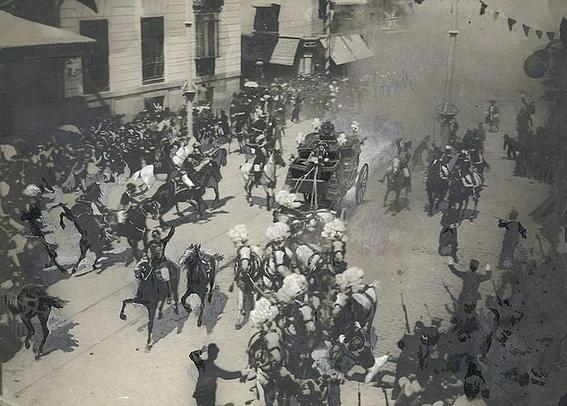 Photograph taken moments after the assassination attempt on Alfonso and Victoria Eugenie on their wedding day. By Eugenio de Mesonero Romanos (died 1952) - 20 Minutos, Public Domain, https://commons.wikimedia.org/w/index.php?curid=9008833