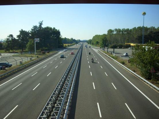🛣 Roma-Latina, pubblicato il bando per il partenariato pubblico-privato

Il Ministero delle Infrastrutture ha pubblicato il bando per affidare la progettazione, costruzione e gestione della nuova infrastruttura stradale tra Roma e Latina.

Si tratta di un appalto in partenariato pubblico-privato, che punta a coinvolgere operatori privati nella realizzazione della tratta.
Il progetto è in discussione da anni e rappresenta un collegamento strategico per il sud del Lazio.

📎 Qui tutti i dettagli →
https://www.odisseaquotidiana.com/2025/05/nuovo-bando-ppp-autostrada-roma-latina.html

#RomaLatina #mobilitàurbana #infrastrutture