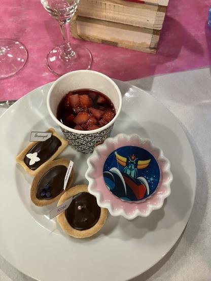 Dessert chocolaté à base de fleur, et verre de fraises à la rose.
