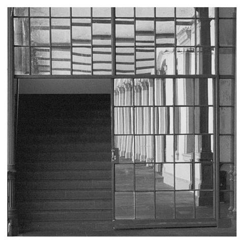Links eine Treppe, drumrum Spiegel, die den Gang dorthin zeigen