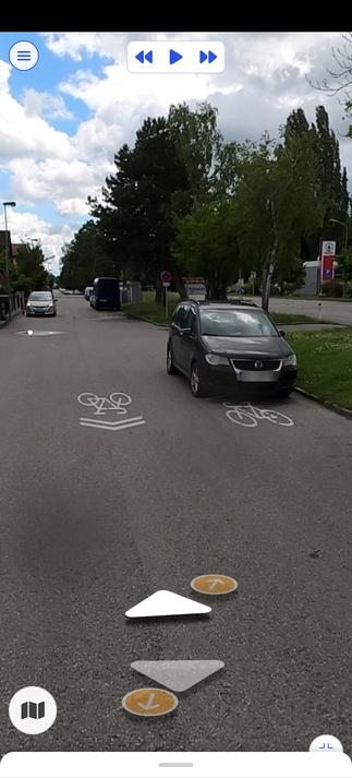 Auto ist geparkt genau vor einem Sharrow