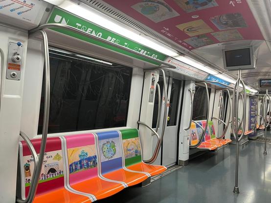 Metro A: arriva il treno del Giubileo

È entrato in servizio il primo treno con livrea dedicata al #Giubileo2025.
A bordo, anche i disegni di 7.000 bambini tra i 6 e i 10 anni, che hanno partecipato a un progetto educativo sul rispetto degli spazi pubblici e la mobilità sostenibile.

Un’iniziativa simbolica ma concreta, che porta nelle metro un messaggio civico.

 Tutti i dettagli:
