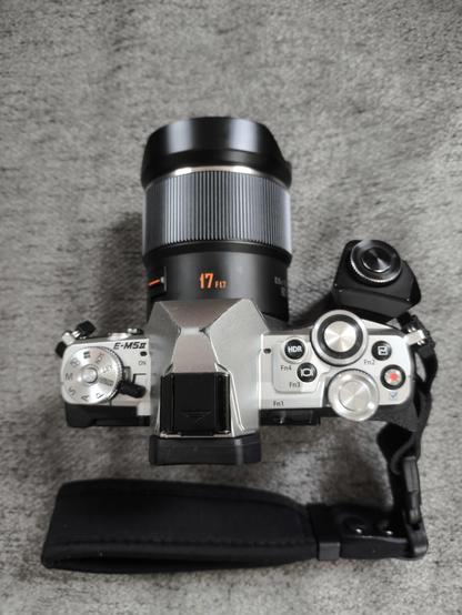 Meine Olympus OM-D E-M5 Mark II mit zusäzulichem Handgrif und dem Yongnuo 17mm F1.7 (Autofokus)