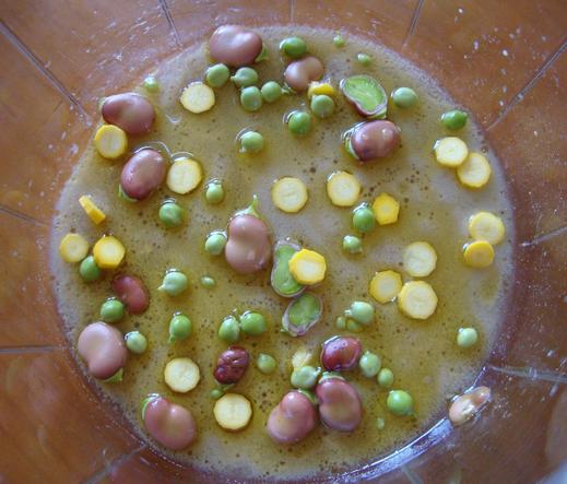 Première courgette en rondelles, avec fèves et premiers petits pois pour une salade de riz